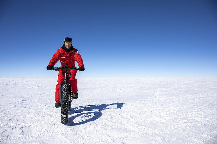 Marco Buttu in bici sull'Altopiano Antartico